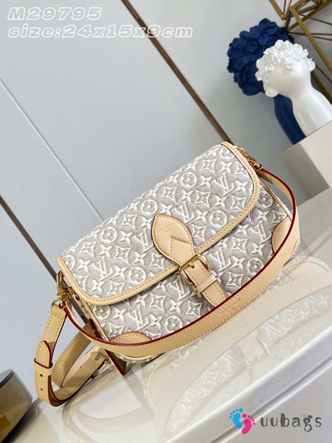 Uubags Louis Vuitton M29795 Diane PM Bag Monogram Emblème Peuplier Motif 24x15x9cm - 1