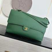 Uubags Chanel Maxi flap bag calfskin with grain effect & gold metallic in green 26x38.5x11cm - 1