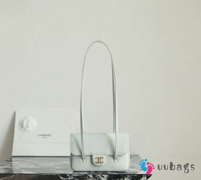 Uubags Chanel mini clutch with leather strap in plight green 11.5x17x5cm - 1