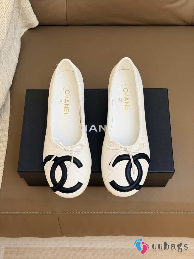 Uubags Chanel Ballet Shoes In Lambskin White & Black 3.5cm - 1