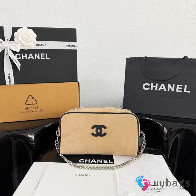 Uubags Chanel Medium Zipped Pouch In Suede Calfskin & Silver-Tone Metal Beige 23x13x9cm - 1