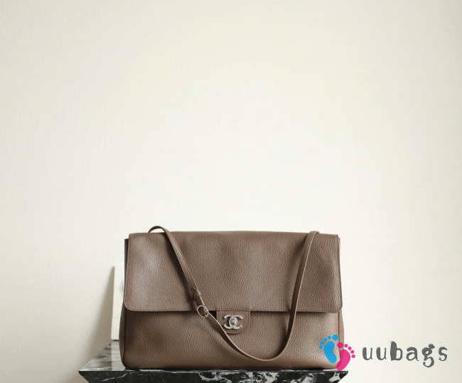 New Arrivals 2026 Chanel Maxi flap bag calfskin with grain effect & silver metallic in light brown 26x38.5x11cm - 1