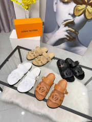 Uubags Louis Vuitton 1AJOWM Isola Comfort Sandal Beige Suede Baby Goat Leather - 2