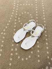 Uubags Prada patent leather thong sandals in ivory - 1