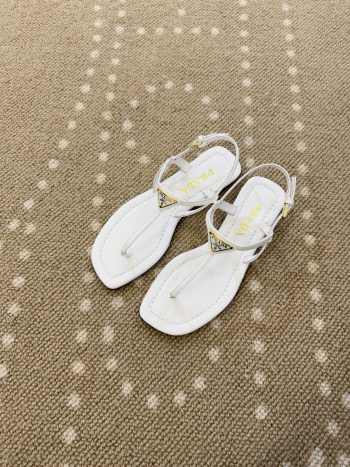 Uubags Prada patent leather thong sandals in ivory