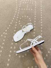 Uubags Prada patent leather thong sandals in ivory - 2