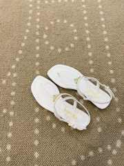 Uubags Prada patent leather thong sandals in ivory - 3
