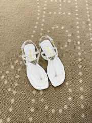 Uubags Prada patent leather thong sandals in ivory - 5