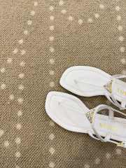 Uubags Prada patent leather thong sandals in ivory - 4