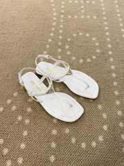 Uubags Prada patent leather thong sandals in ivory - 6