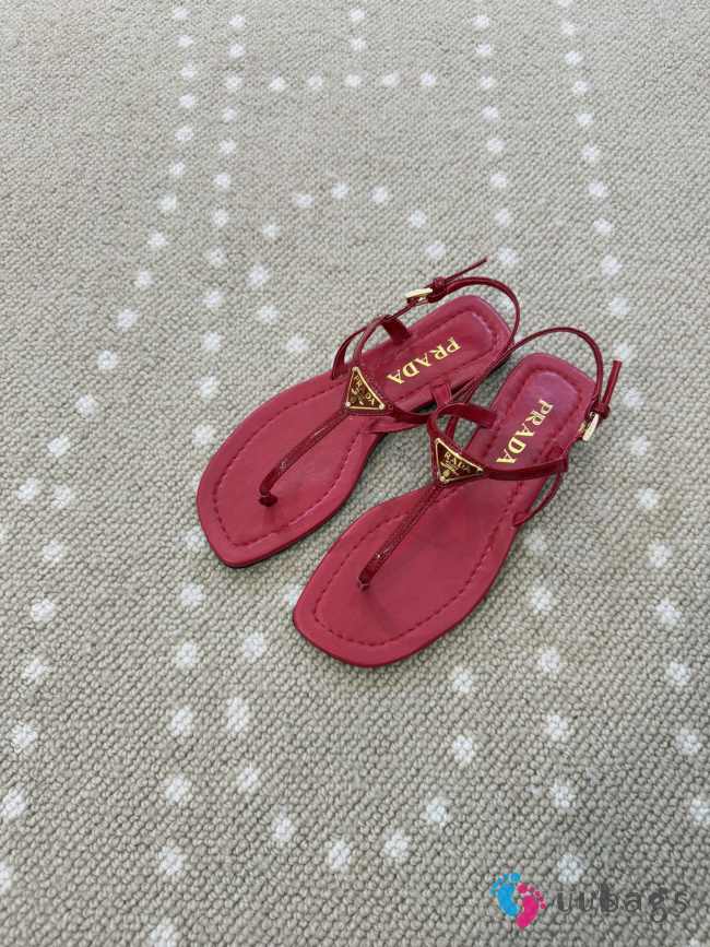 Uubags Prada patent leather thong sandals in red - 1