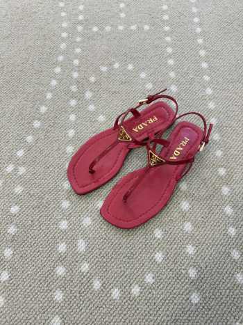Uubags Prada patent leather thong sandals in red