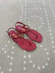 Uubags Prada patent leather thong sandals in red - 5