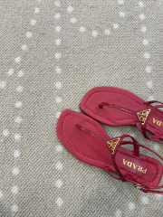 Uubags Prada patent leather thong sandals in red - 4
