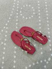 Uubags Prada patent leather thong sandals in red - 3