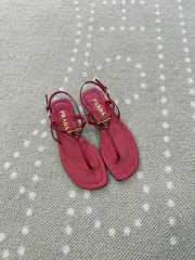 Uubags Prada patent leather thong sandals in red - 2