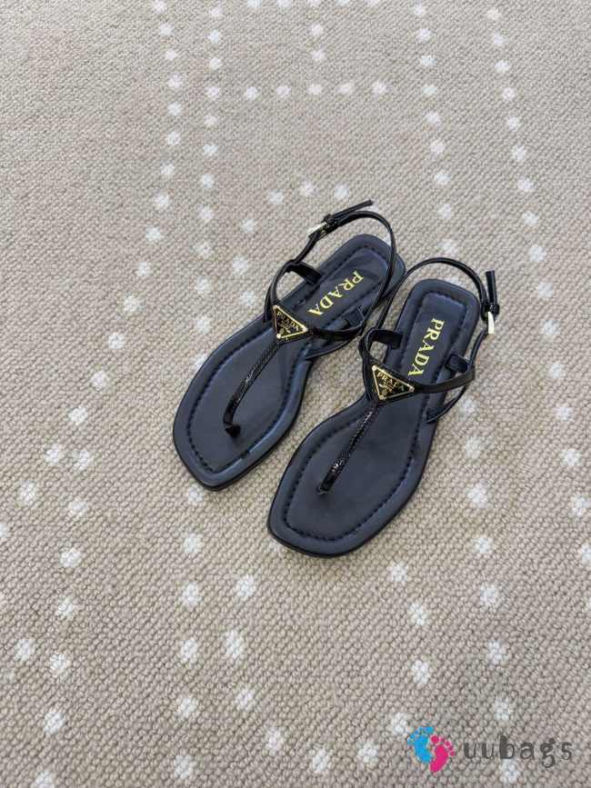 Uubags Prada patent leather thong sandals in black - 1