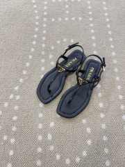 Uubags Prada patent leather thong sandals in black - 1