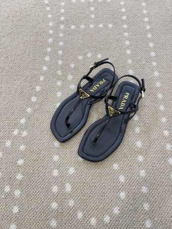 Uubags Prada patent leather thong sandals in black