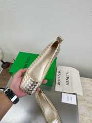 Uubags Bottega Veneta Charlotte Ballerina In Gold Intrecciato Lamina Satin Leather - 3