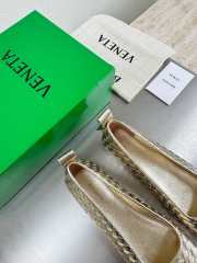 Uubags Bottega Veneta Charlotte Ballerina In Gold Intrecciato Lamina Satin Leather - 2