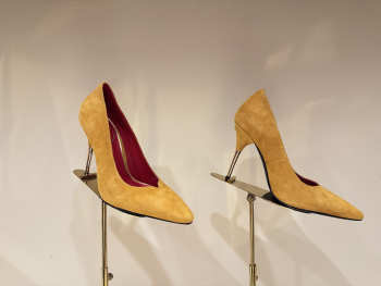 Uubags Valentino Suede Pumps In Mustard 10cm