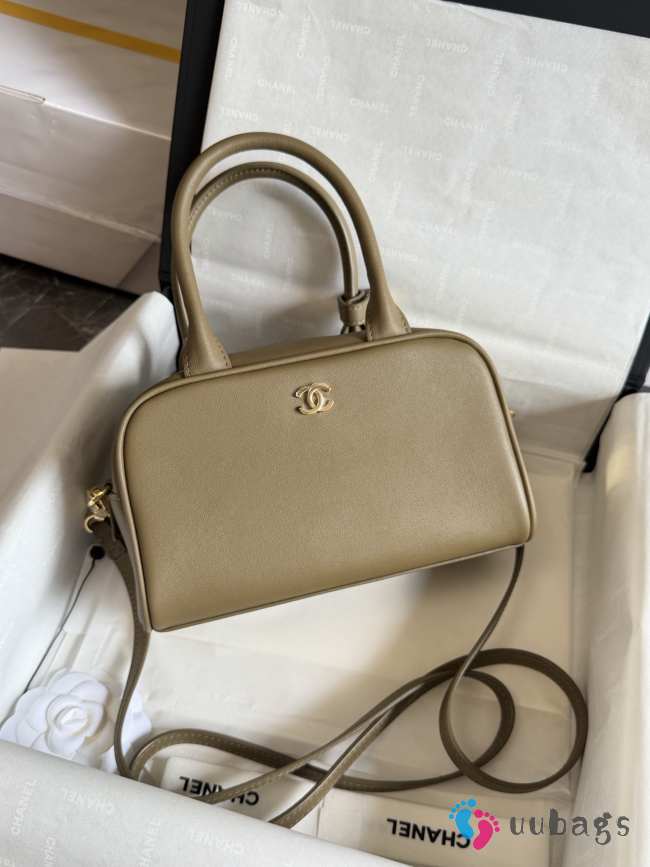 Uubags Chanel Medium Bowling Bag Calfskin & Silver-plated Metal Beige 20.5x11.5x9cm - 1
