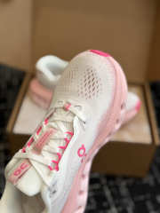 Uubags On Cloudsurfer Max Running Shoes In White/Pink - 2