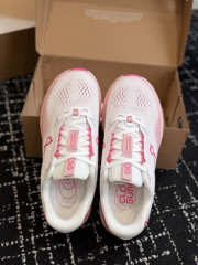Uubags On Cloudsurfer Max Running Shoes In White/Pink - 6