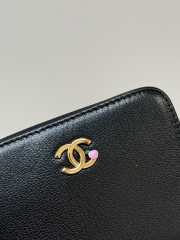 Uubags Chanel small zipped wallet grain-effect goatskin, glass enamel & gold-colored metal in black 11.5x2x9.5cm - 5