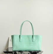 Uubags Chanel small shopping bag embossed calfskin with crocodile pattern & gold-plated alloy in green 20x39x13cm - 5