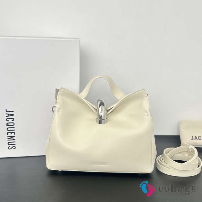 Uubags Jacquemus small Valérie soft bag in grained goat leather with silver hardware 24x14x7.5cm - 1