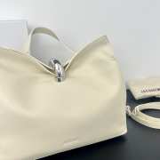 Uubags Jacquemus large Valérie soft bag in grained goat leather with silver hardware 32x20x11cm - 4