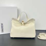 Uubags Jacquemus small Valérie soft bag in grained goat leather with gold hardware 24x14x7.5cm - 1