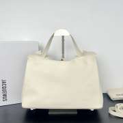 Uubags Jacquemus large Valérie soft bag in grained goat leather with gold hardware 32x20x11cm - 5