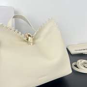 Uubags Jacquemus large Valérie soft bag in grained goat leather with gold hardware 32x20x11cm - 3