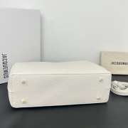 Uubags Jacquemus large Valérie calfskin leather bag in white 32x20x11cm - 6