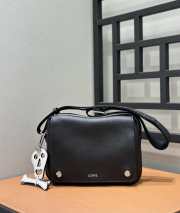 Uubags Loewe Medium Pebble Messenger Bag In Supple Grained Calfskin Black 23x18x9cm - 1