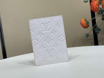 Uubags Louis Vuitton M28990 Passport Cover Sweet Lavender 10x14x2.5cm