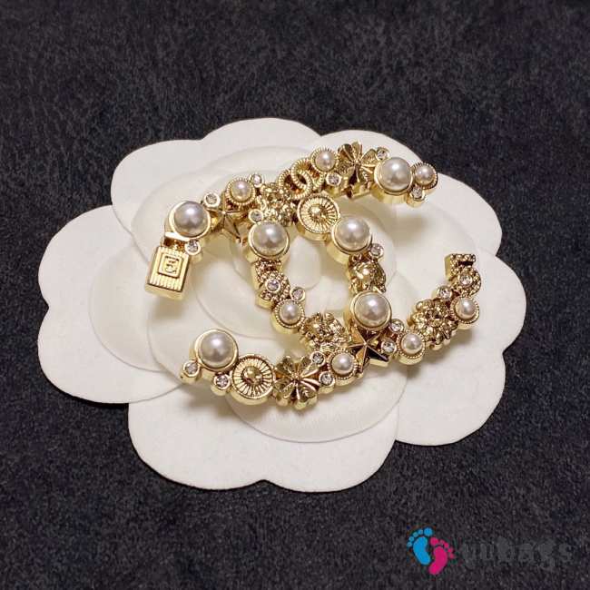 Uuabgs Chanel gold-tone CC brooch embellished with faux pearls - 1