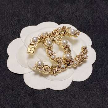 Uuabgs Chanel gold-tone CC brooch embellished with faux pearls