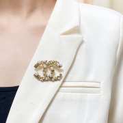 Uuabgs Chanel gold-tone CC brooch embellished with faux pearls - 5