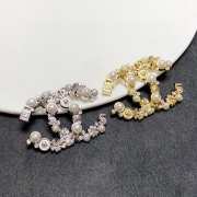 Uuabgs Chanel gold-tone CC brooch embellished with faux pearls - 2