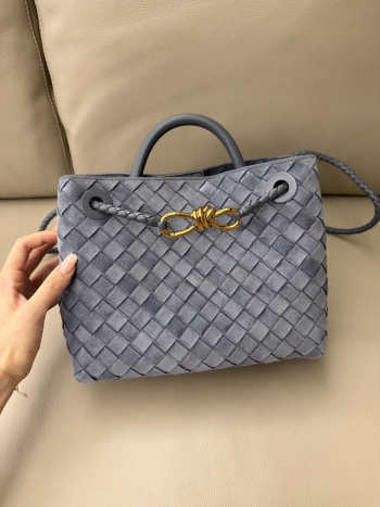 Uubags Bottega Veneta small Andiamo bag in supple intrecciato suede with denim effect cloudy indigo/gravel 25x20x10cm