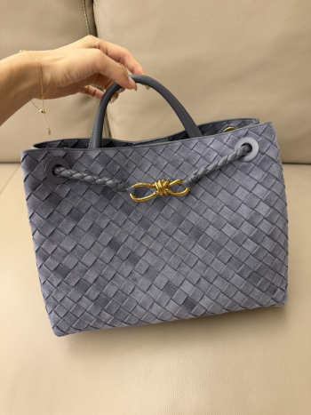 Uubags Bottega Veneta medium Andiamo bag in supple intrecciato suede with denim effect cloudy indigo/gravel 32x11x25cm