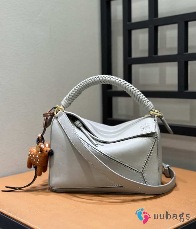 Uubags Loewe small Puzzle bag in light gray smooth calfskin and nappa lambskin 24x10x14cm - 1