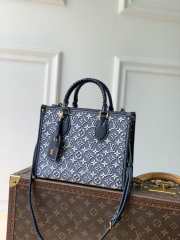 Uubags Louis Vuitton M2A097 OnTheGo PM Bag Monogram Emblème Monogram Bleu 25x19x11.5cm - 1