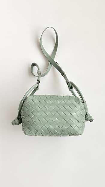 Uubags Bottega Veneta Medium Loop Camera Bag In New Sauge 19x12x9cm