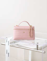 Uubags Chanel Vanity bag with shoulder strap embossed calfskin with crocodile pattern & gold-plated alloy in light pink 17x19.5x5cm - 1