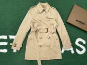 Uubags Burberry Short Kensington Heritage Trench Coat In Honey Beige - 1